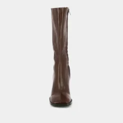 Bottes à talons et surpiqures