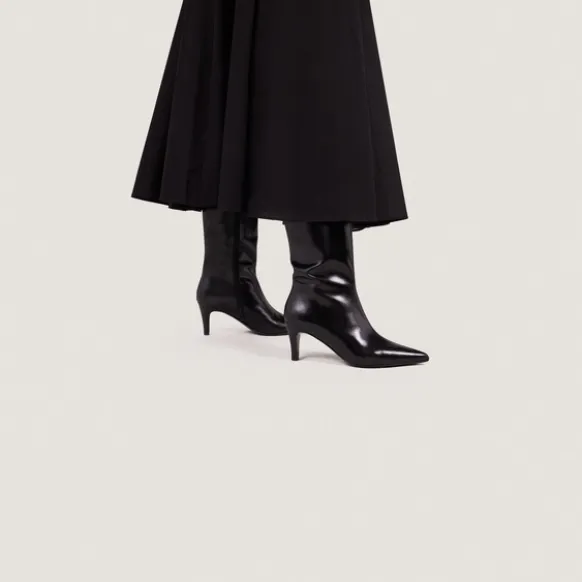 Bottes à talons fins et bouts pointus
