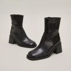 Bottines à bouts carrés et coutures apparentes