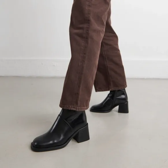 Bottines à bouts carrés et coutures apparentes