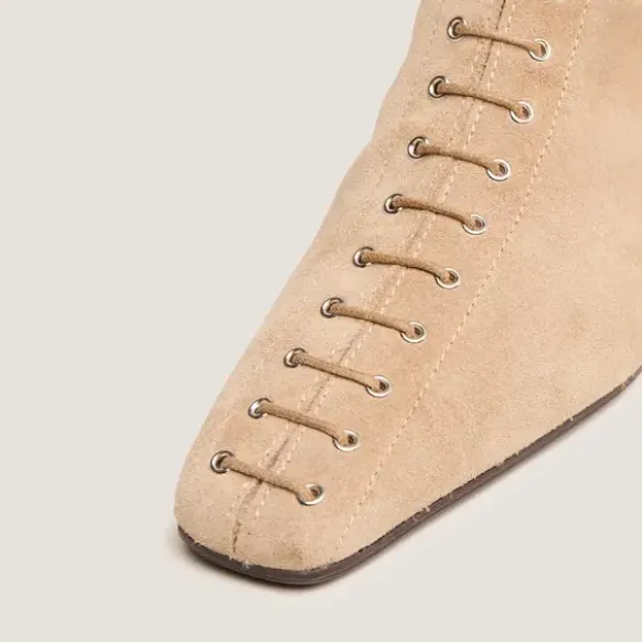 Bottines à bouts pointus et lacets