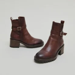 Bottines à bouts ronds et boucles