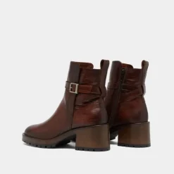 Bottines à bouts ronds et boucles