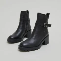 Bottines à bouts ronds et boucles