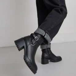 Bottines à bouts ronds et boucles