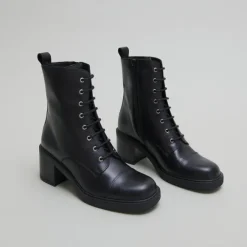 Bottines à lacets et élastiques arrières...