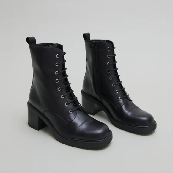 Bottines à lacets et élastiques arrières...