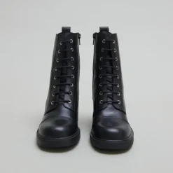Bottines à lacets et élastiques arrières...