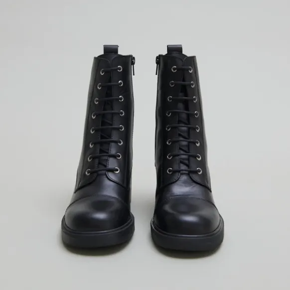 Bottines à lacets et élastiques arrières...