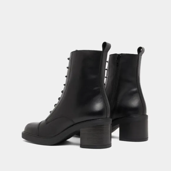 Bottines à lacets et élastiques arrières...