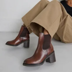 Bottines à élastiques et bouts arrondis....