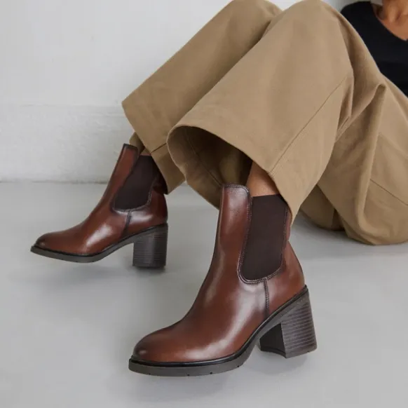 Bottines à élastiques et bouts arrondis....