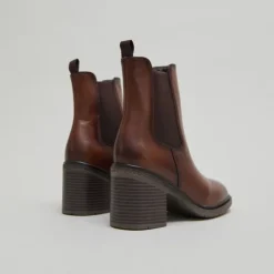 Bottines à élastiques et bouts arrondis....