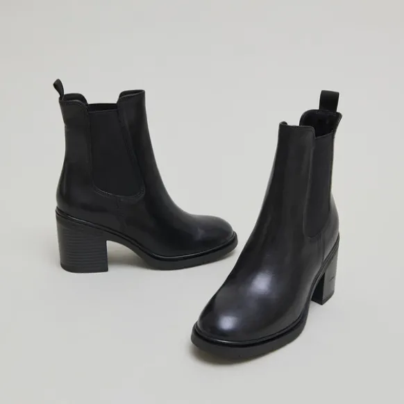 Bottines à élastiques et bouts arrondis....