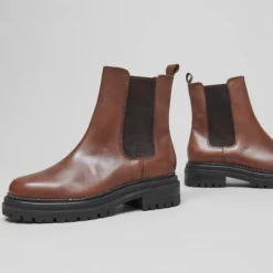 Bottines à semelles crantées et élastiques