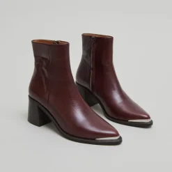 Bottines à talon et embout doré