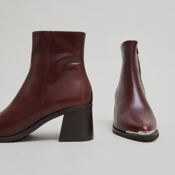 Bottines à talon et embout doré
