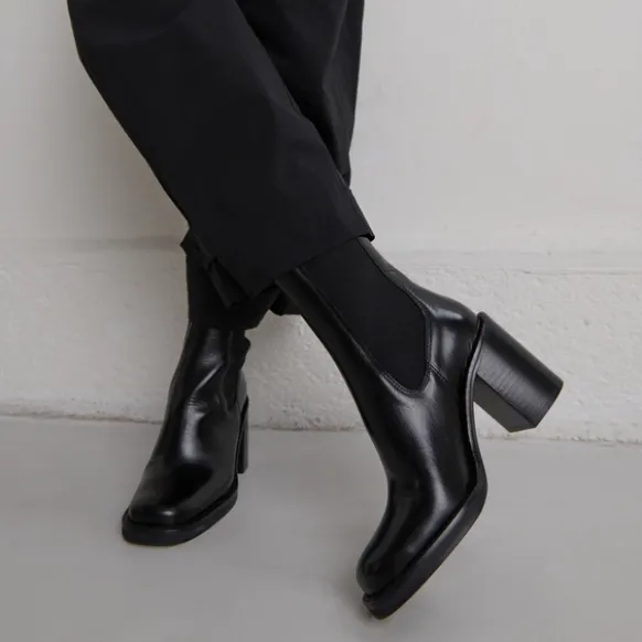 Bottines à talons débordants