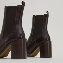 Bottines à talons débordants