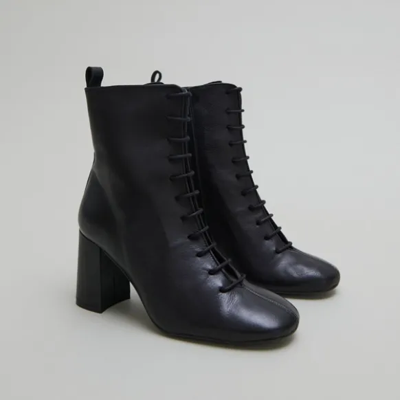 Bottines à talons et à lacets
