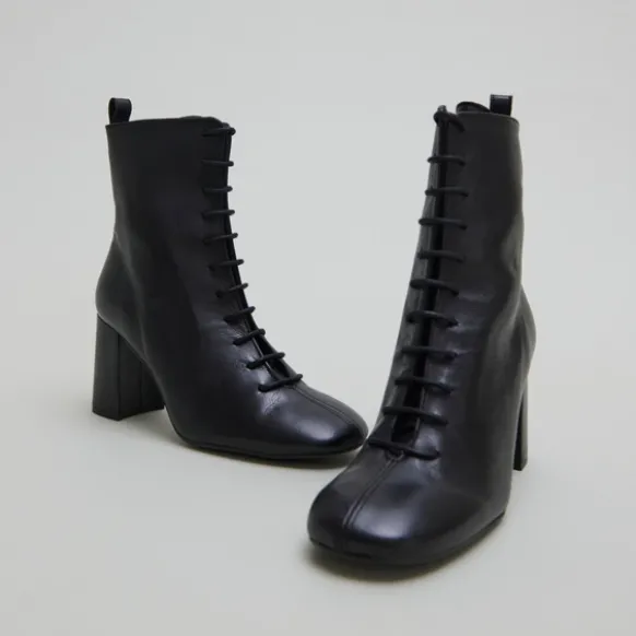Bottines à talons et à lacets