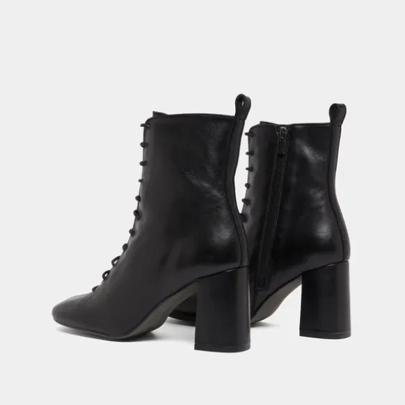 Bottines à talons et à lacets