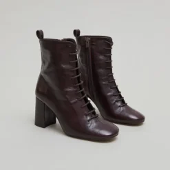 Bottines à talons et à lacets