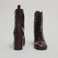 Bottines à talons et à lacets