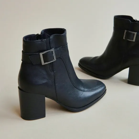 Bottines à talons et boucles