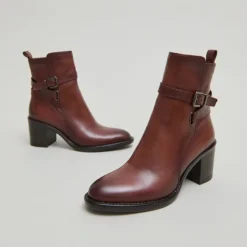 Bottines à talons et boucles