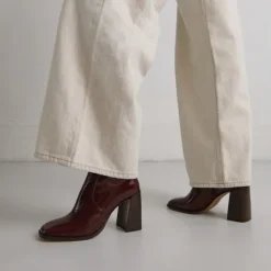 Bottines à talons et bouts carrés