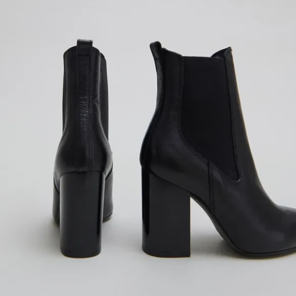 Bottines à talons et bouts pointus