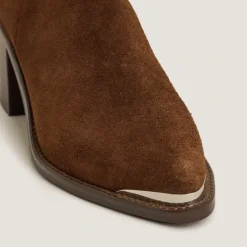 Bottines à talons et embouts dorés