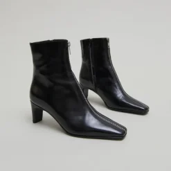 Bottines à talons et fermetures éclairs ...