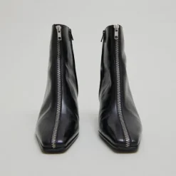 Bottines à talons et fermetures éclairs ...