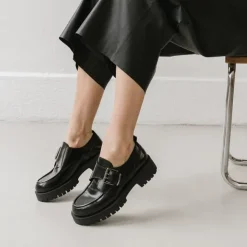 Derbies à talons plats, boucles et coutu...