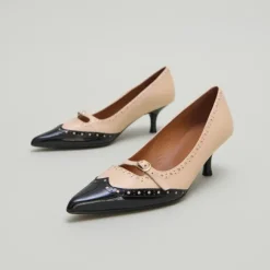 Escarpins à brides et détails perforés.....