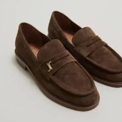 Mocassins à bouts ronds et monogrammes