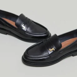 Mocassins à bouts ronds et monogrammes
