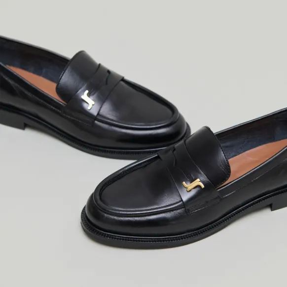 Mocassins à bouts ronds et monogrammes