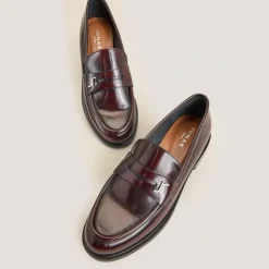 Mocassins à bouts ronds et monogrammes