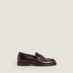 Mocassins à bouts ronds et monogrammes