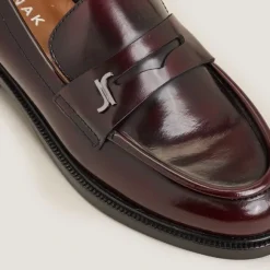 Mocassins à bouts ronds et monogrammes