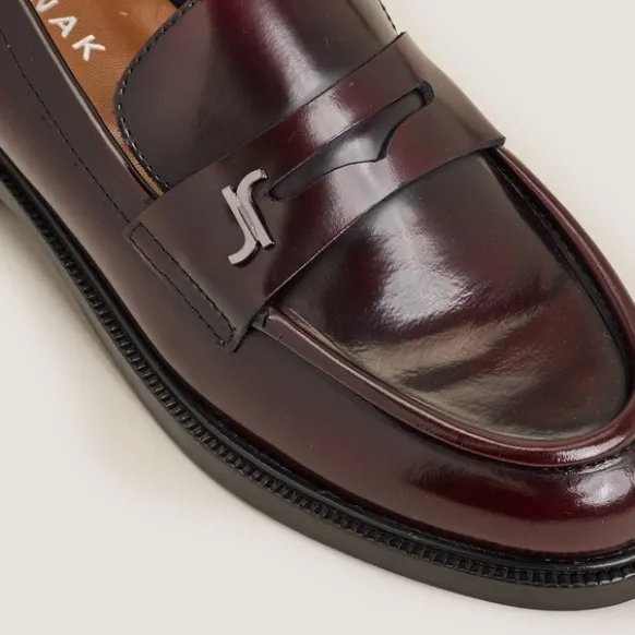 Mocassins à bouts ronds et monogrammes
