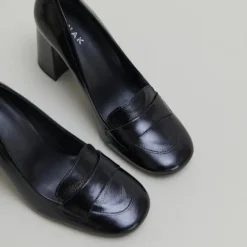 Mocassins à talons et bouts carrés