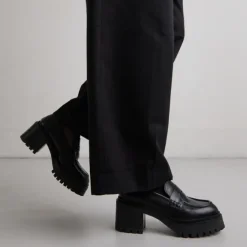 Mocassins à talons et semelles crantées....