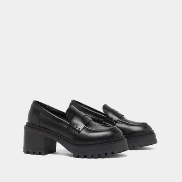 Mocassins à talons et semelles crantées....