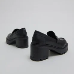 Mocassins à talons et semelles crantées....