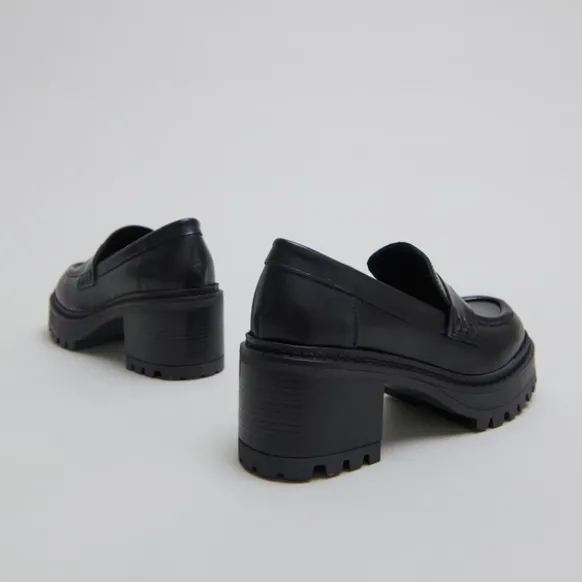 Mocassins à talons et semelles crantées....