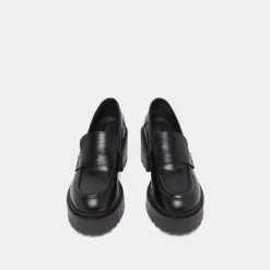 Mocassins à talons et semelles crantées....